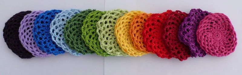 Handgehäkelte Haarnetze in verschiedenen Farben
