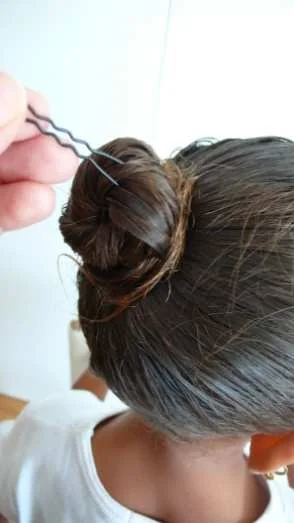 Schritt 6: Alles mit Haarnadeln befestigen: ein paar Haare vom Dutt holen …