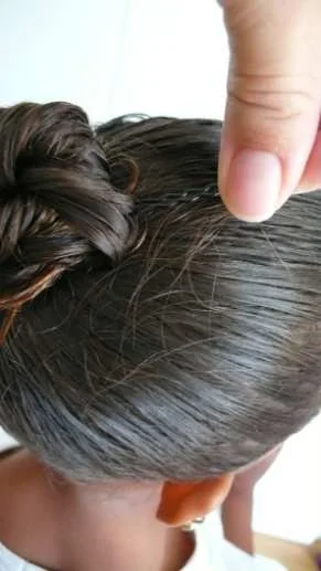 Schritt 7: … etwas zur Seite ziehen und die Haarnadel Richtung Haargummi einschieben.
