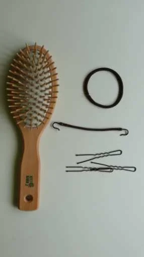 Was es braucht: Haarbürste, Haargummi oder Hakengummi, Haarnadeln