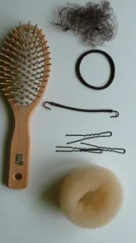 Was es braucht: Haarbürste, Haarnetzli, Haargummi oder Hakengummi, Haarnadeln, ein Donut (gibt es auch in Braun und Schwarz)