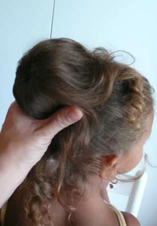 Schritt 4: Die Haare vom Pferdeschwanz rundherum über den Donut legen …