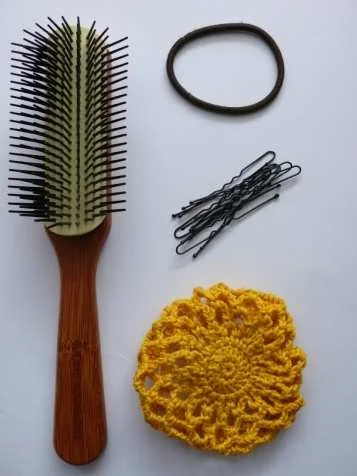 Was es braucht: Haarbürste, Haargummi, Haarnadeln, ein gehäkeltes Haarnetz