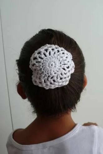 Schritt 9: Das Haarnetz rundherum anstecken — fertig.